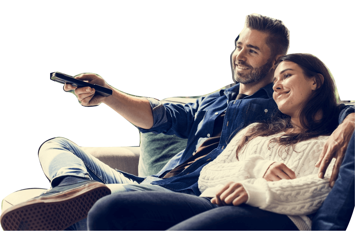 Une Internet - foto do casal assistindo filme em uma smartv com conexão super rápida.